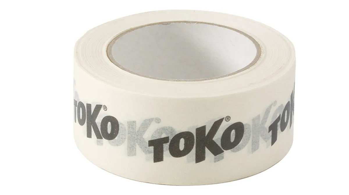 Eine Rolle Toko Masking Tape, weiß, mit dem Toko Logo in dunkler Schrift aufgedruckt.