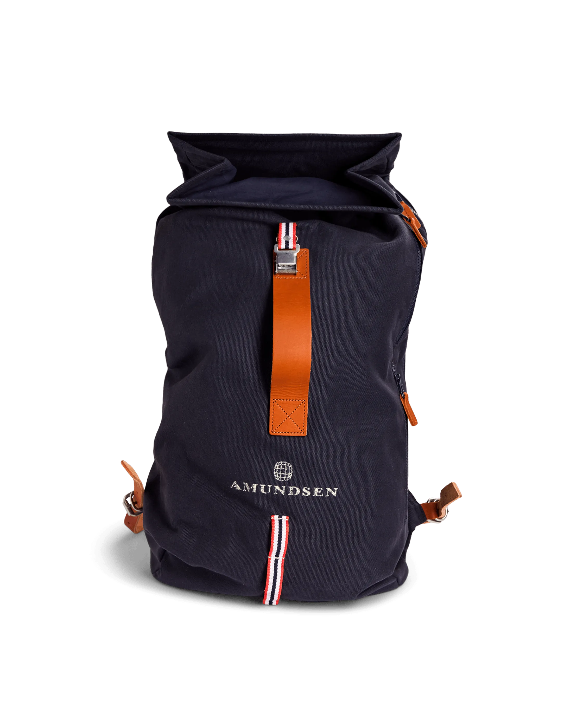Sac à dos bleu marine avec des détails en cuir marron, l'inscription "Amundsen"et un accent rouge et blanc rayé.