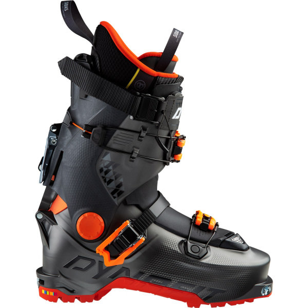 Nahaufnahme eines Dynafit Hoji Free Skitourenschuhs in Schwarz mit orangefarbenen Akzenten.