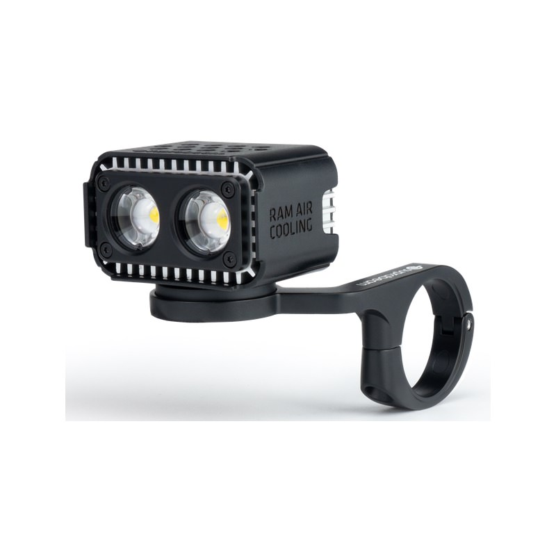Suprabeam Lampe de vélo B6r Lampe de vélo noire Suprabeam B6r avec support. Le boîtier est doté d'ailettes de refroidissement et de deux LED rondes. Inscription "RAM AIR COOLING".