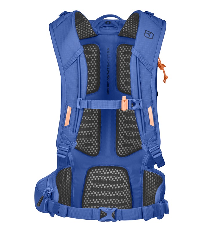Zaino Ortovox Traverse 20 blu dalla parte posteriore, ventilazione posteriore con struttura a rete, dettagli color arancio.
