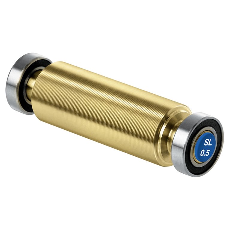 Goldene Structurite Roller Walze mit blauer Markierung "SL 0.5" an einer Seite. Detailaufnahme der Strukturwalze.