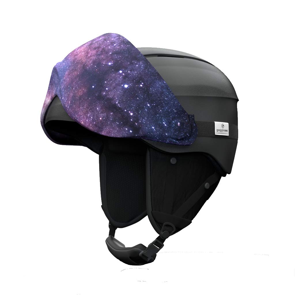 Skihelm mit Galactic Visorsoc Schutzhülle über der Brille, Galaxie-Muster.