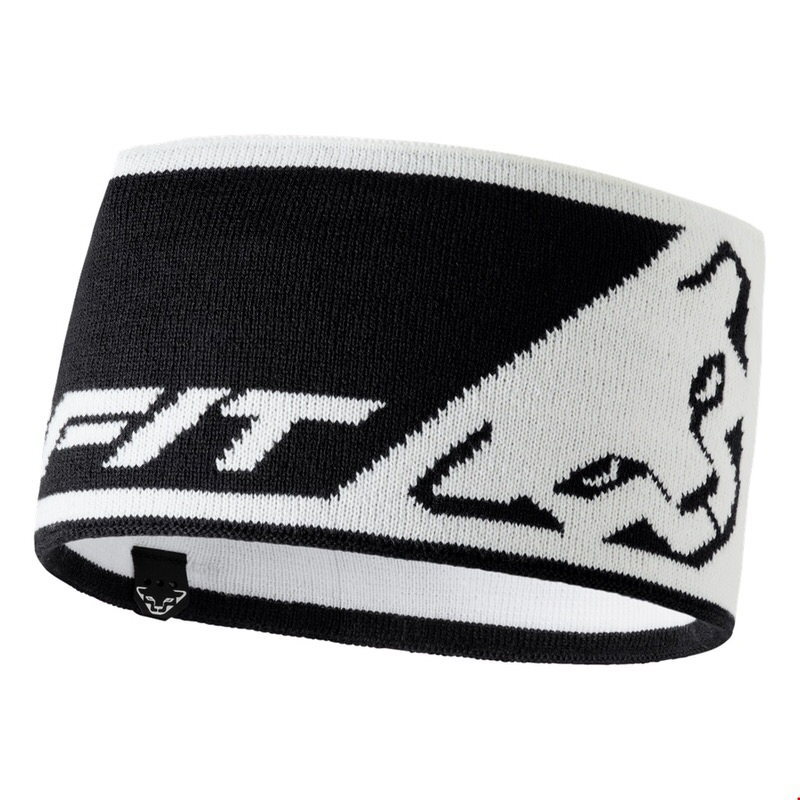 Ein weißes Dynafit Stirnband mit schwarzem Logo und Leopard Kopf im Strickmuster.
