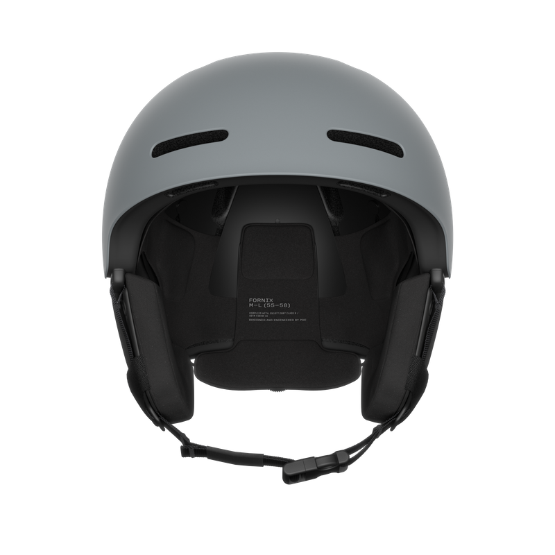 Grauer Skihelm von vorne, mit Kinnriemen, Ohrenpolster und Belüftungsöffnungen oben. Innere Polsterung sichtbar.