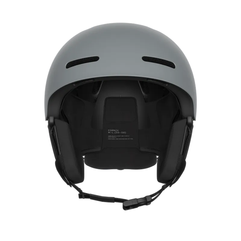 Grauer Skihelm von vorne, mit Kinnriemen, Ohrenpolster und Belüftungsöffnungen oben. Innere Polsterung sichtbar.