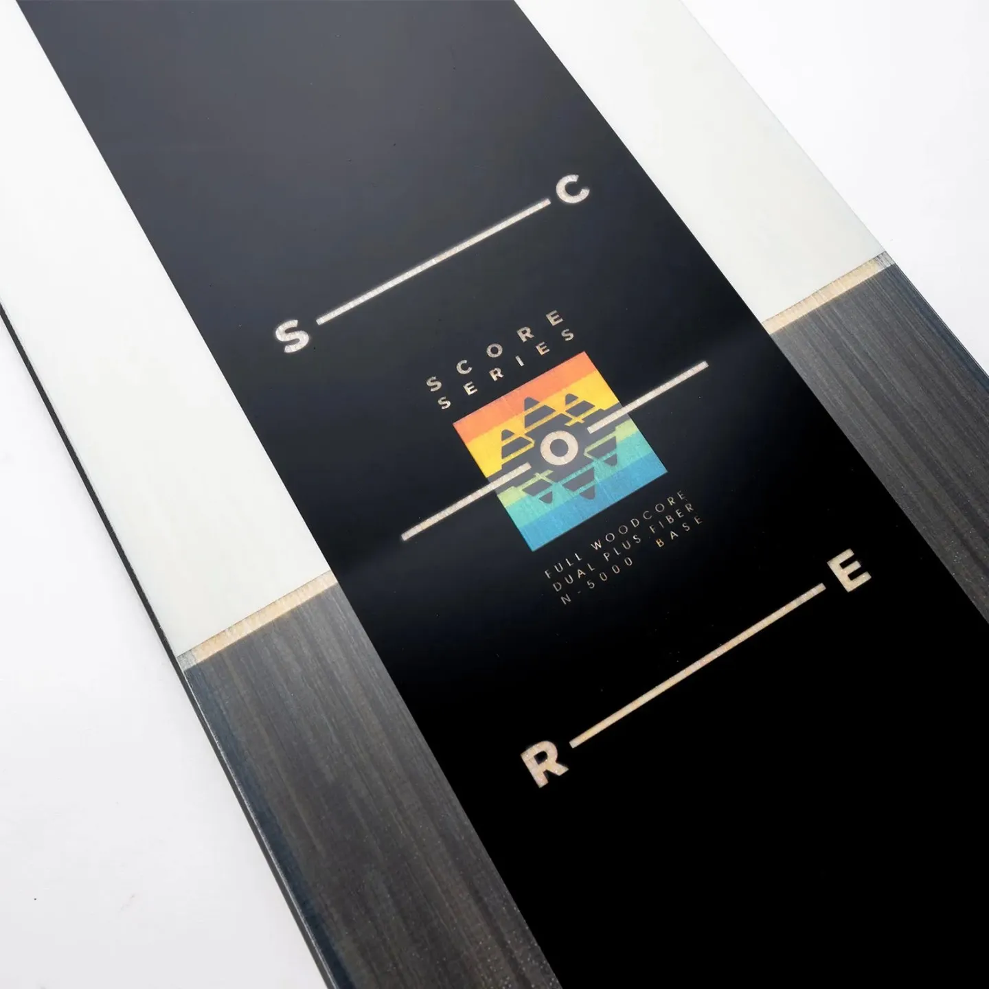 Detailansicht des Nidecker Score Snowboards mit Grafik, inklusive Produktname und technischen Daten.