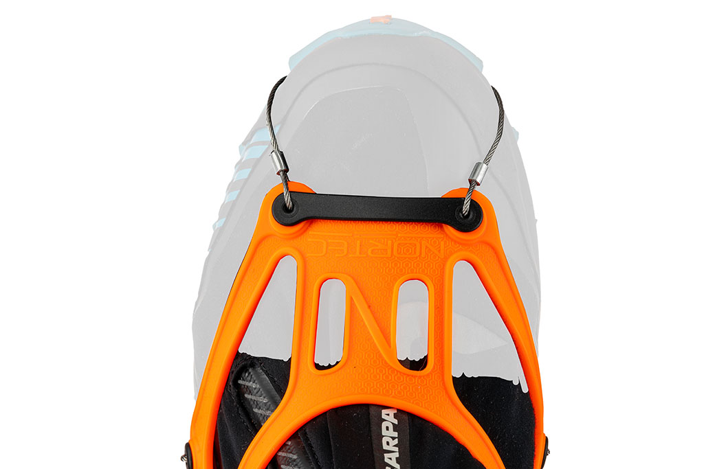 Orange Trail Schuhkralle mit Stahlseil und schwarzen Elementen am Schuh befestigt.