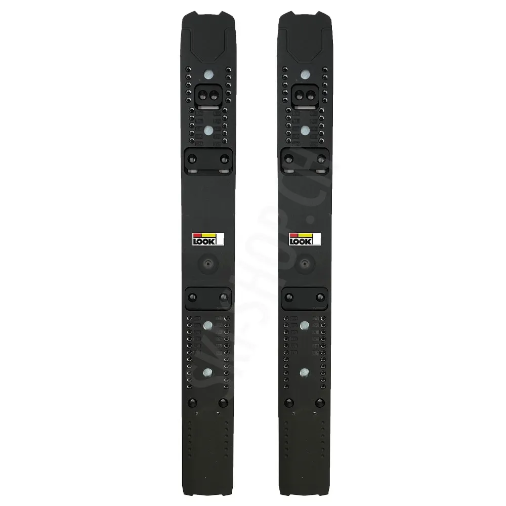 Deux R22 Raceplates noires de Look, photographiées d'en haut, avec les marques et les trous de vis.