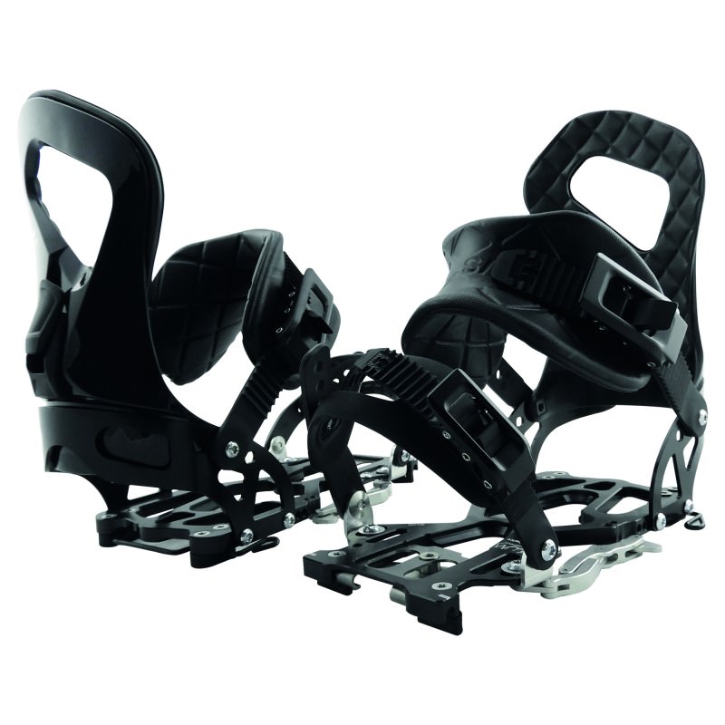 Zwei schwarze Plum Eterlou Splitboard-Bindungen im Profil, mit Details zu Straps und Befestigungselementen.