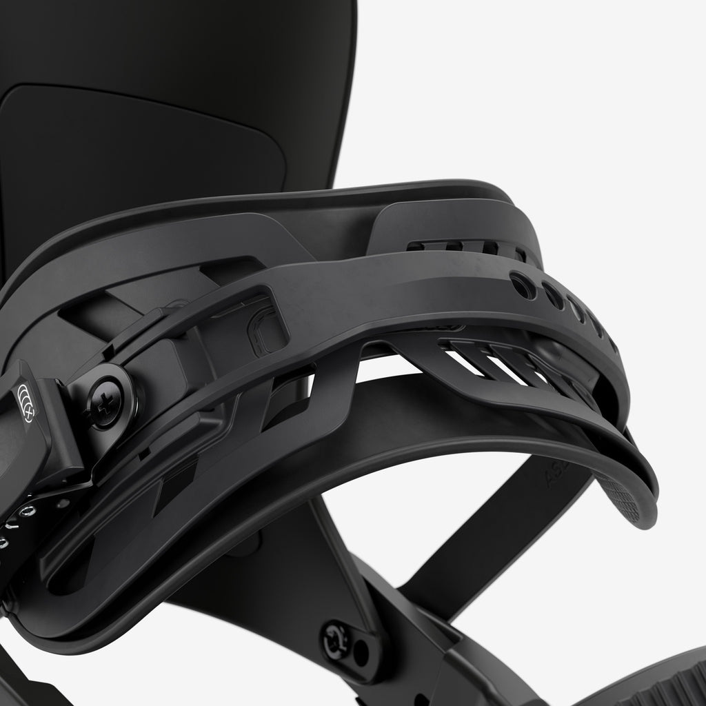 Union Atlas Pro binding Detailed view of the Union Atlas Pro Metallic Black snowboard binding, which combines stability and power.