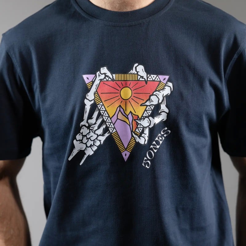 Tee bleu marine graphique Tee bleu marine Jones Organic Cotton avec graphique : Triangle, montagne, soleil et mains de squelette.