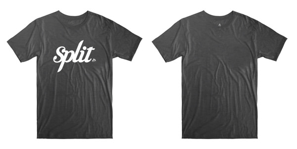 Graues T-Shirt mit weißem "Split"-Logo auf der Vorderseite, Rückenansicht daneben.