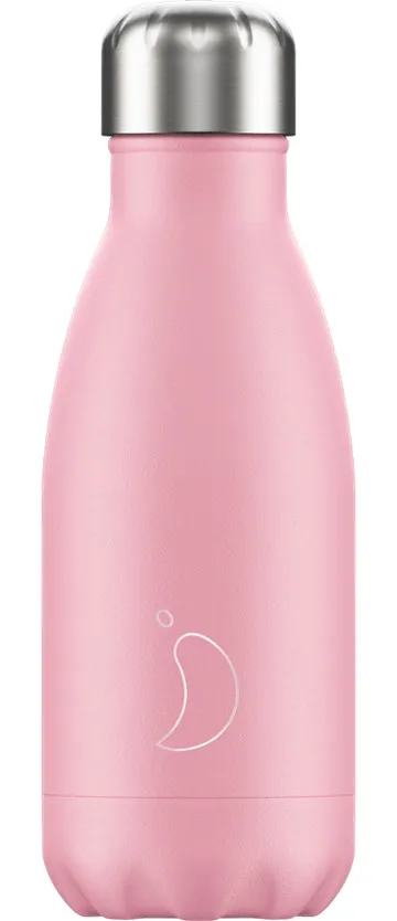Schlanke, pastellrosa Chillys Trinkflasche mit silbernem Deckel und Markenlogo in Tropfenform.