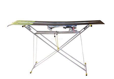 Silberner Klapp-Servicetisch mit Ski und Bindung. Tisch ist flach und hat gelbe Details.