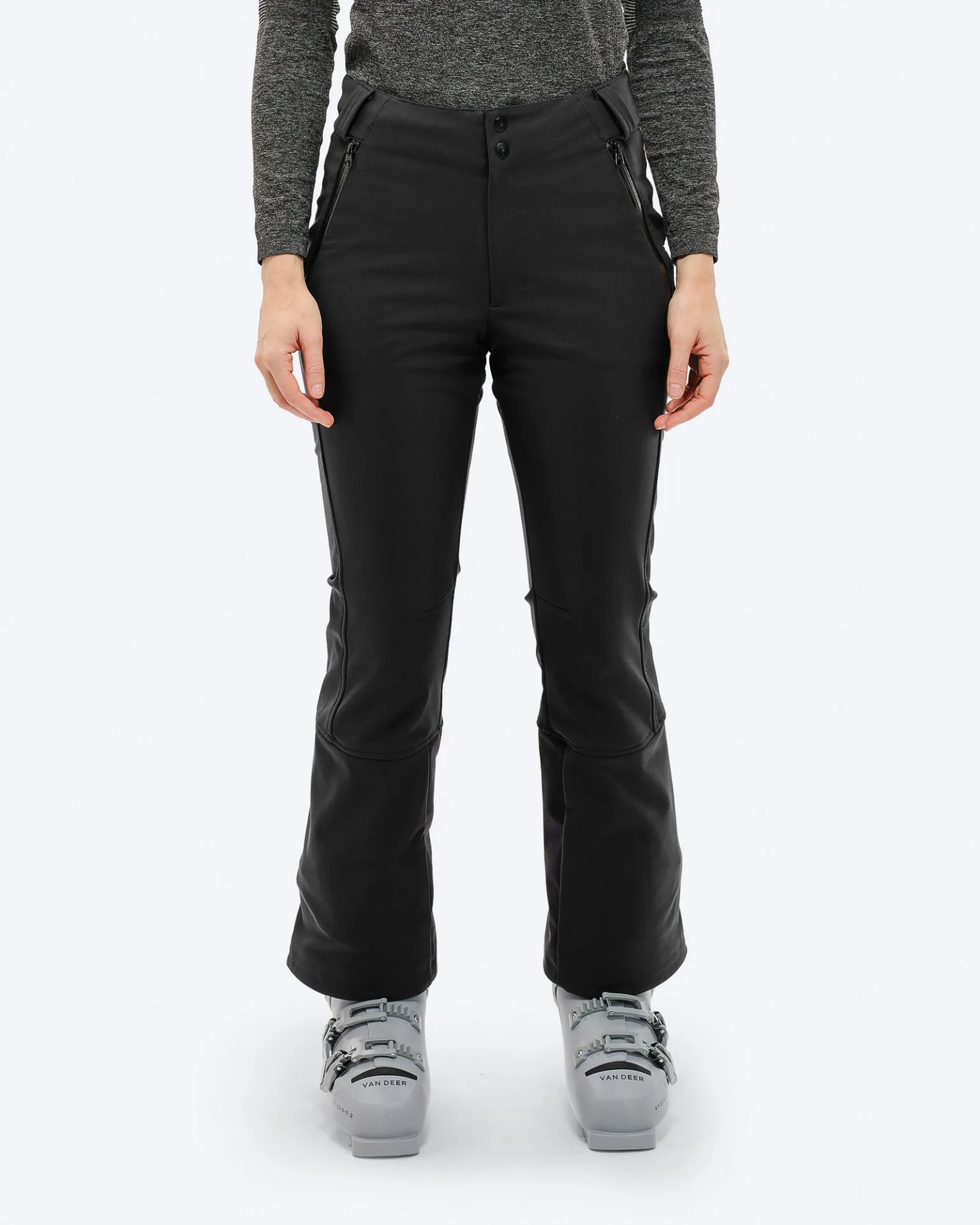 Person mit schwarzer P-4 W 2L Stretch Ski Pants und Skischuhen vor neutralem Hintergrund.