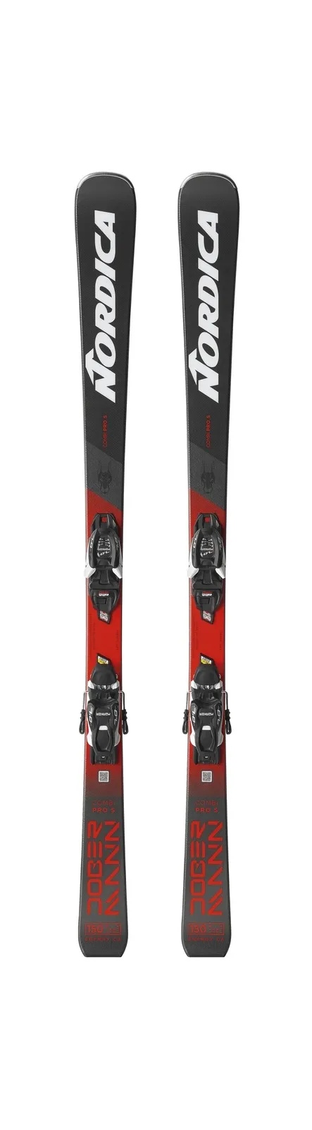 Due sci Nordica con grafica rossa e grigia e attacchi al centro. Gli sci sono disposti parallelamente l'uno all'altro su uno sfondo bianco.