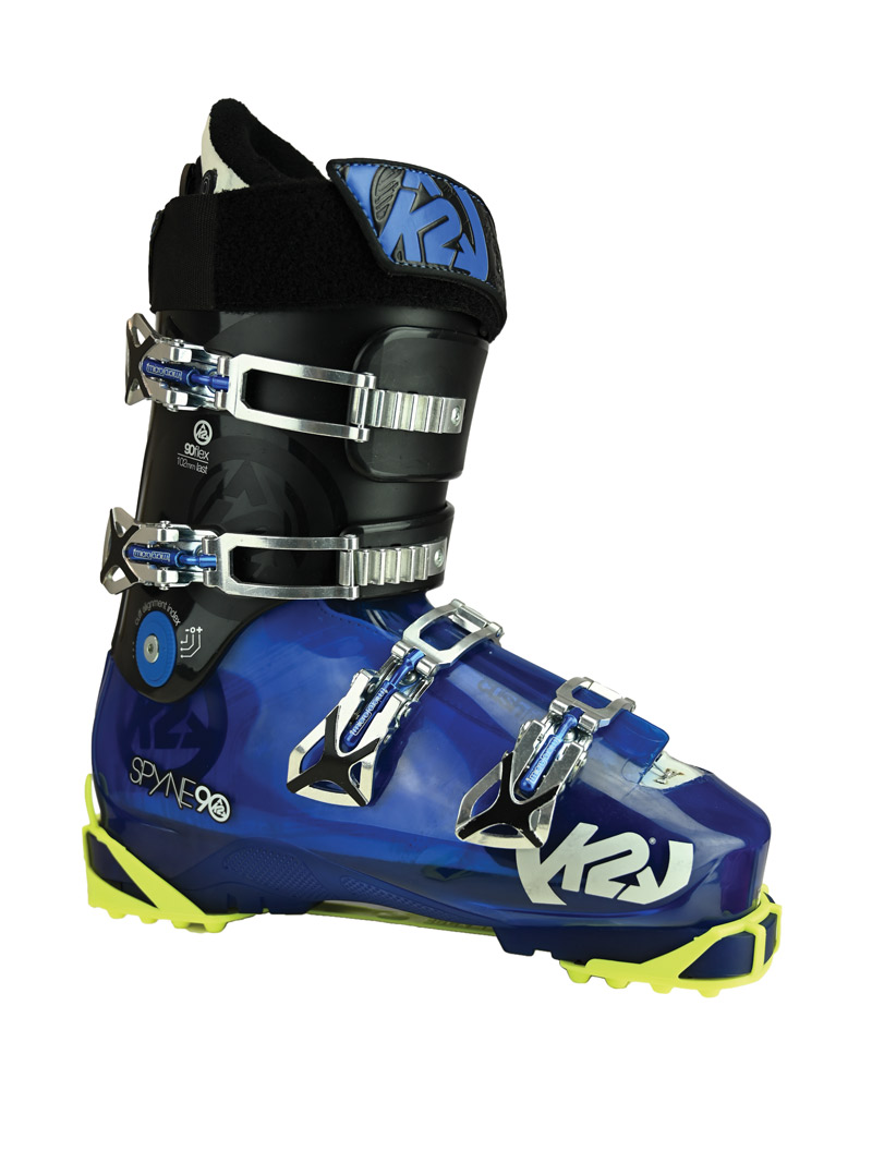 Blauer Skischuh mit silbernen Schnallen und gelbem Profil seitlich.