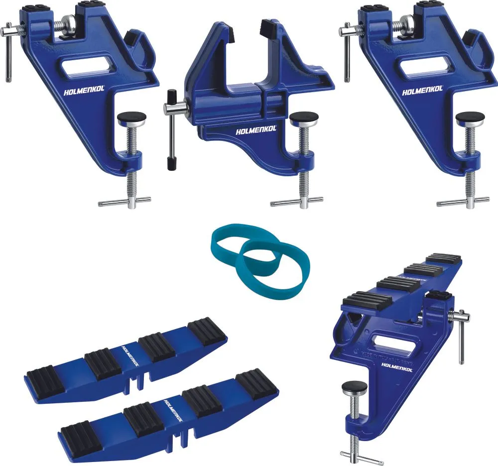Various blue ski clamps from the brand Holmenkol, two green rubber rings and two blue ski holders.