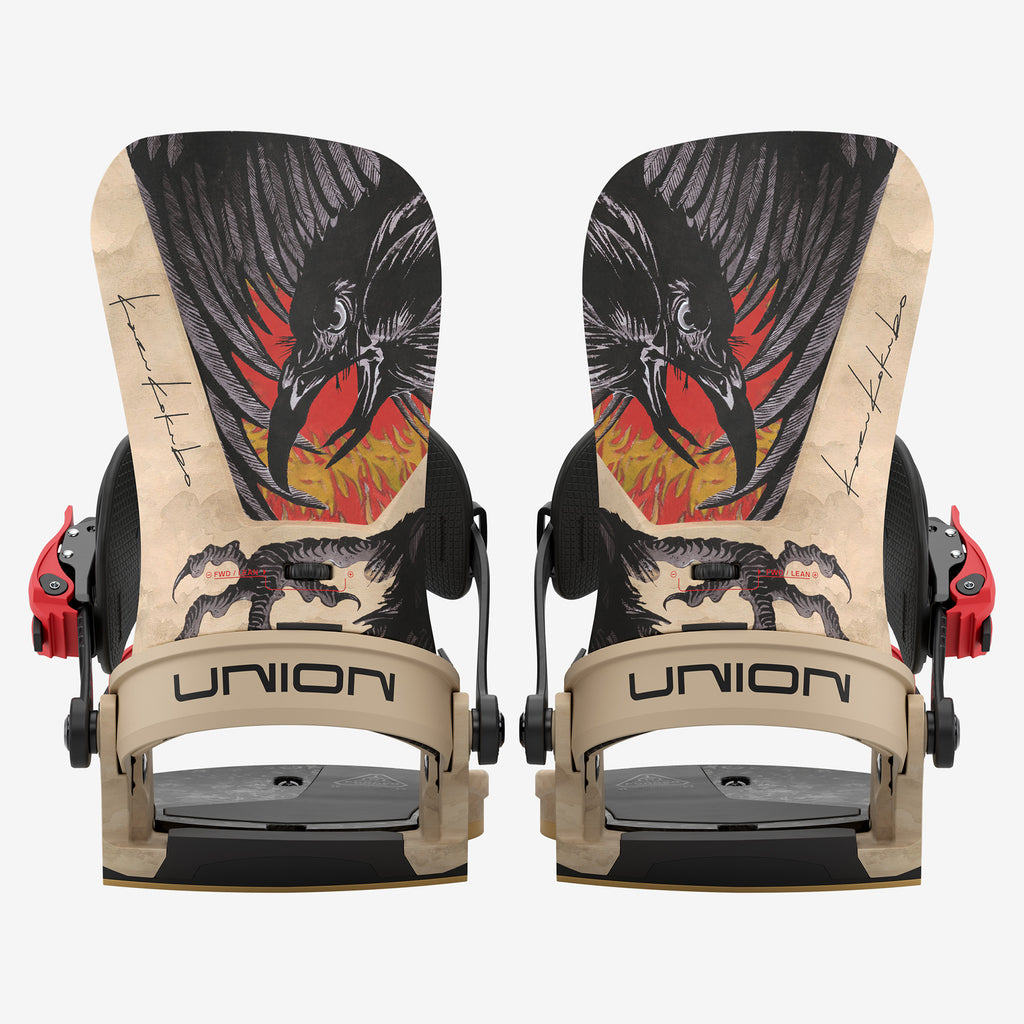Deux fixations de snowboard Union Atlas Pro Kazu Kokubo avec motif de corbeau, prises de face.