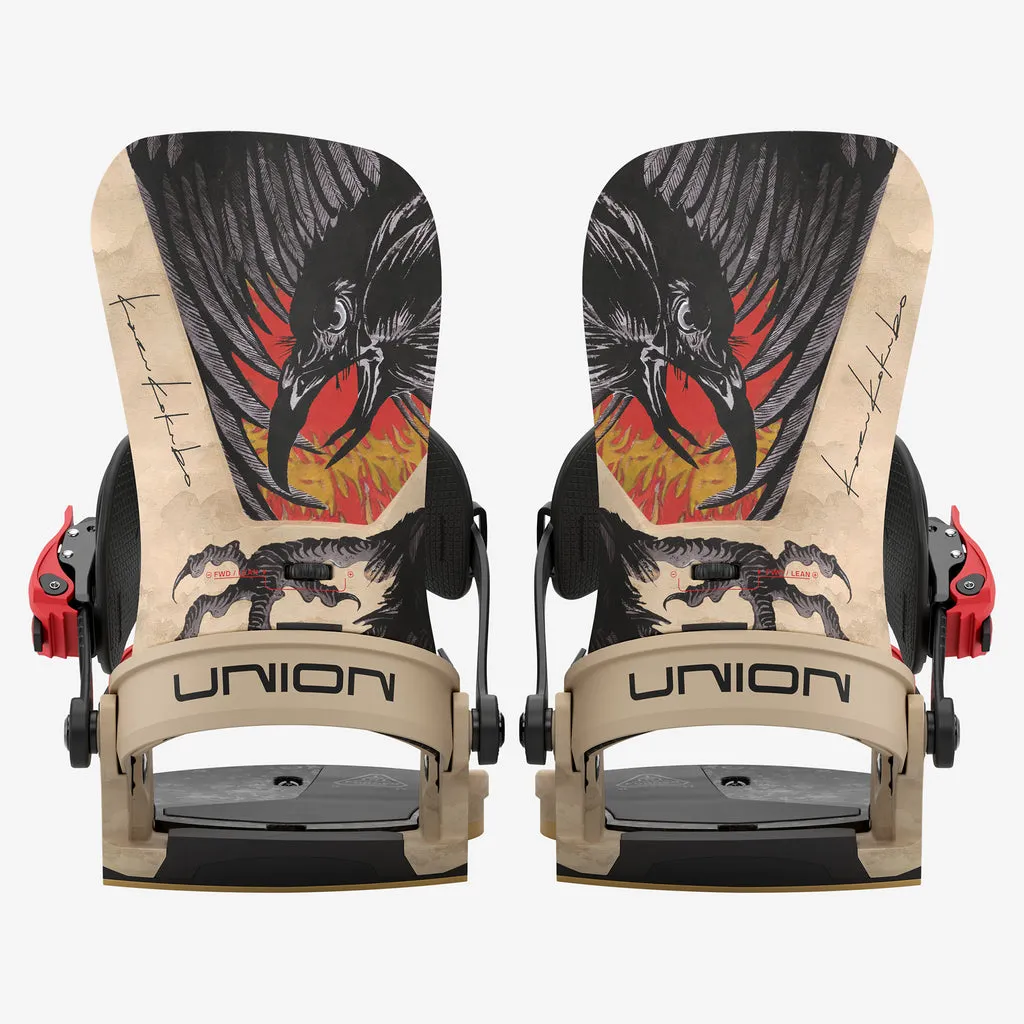 Zwei Union Atlas Pro Kazu Kokubo Snowboard Bindungen mit Raben-Motiv, frontal aufgenommen.