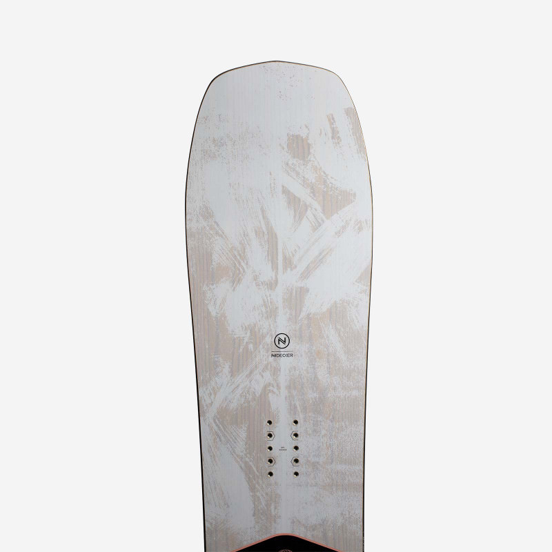 Nahaufnahme des Nidecker Odyssey Women Snowboards, mit abstraktem, weiß-beigem Muster und Montagepunkten.