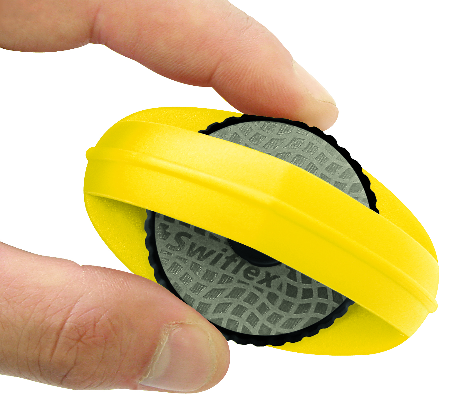 Nahaufnahme einer Hand, die ein gelbes Werkzeug mit einer grauen Scheibe mit der Aufschrift "Swiftflex" hält.
