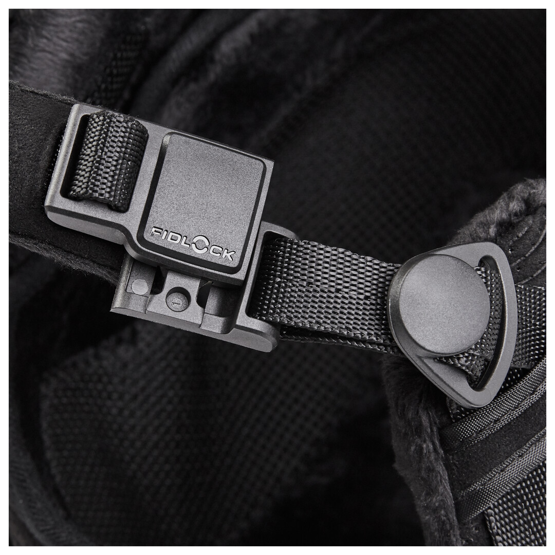 Boucle Fidlock noire Gros plan d'une boucle Fidlock sur une ceinture noire. Le logo Fidlock est visible sur la boucle.