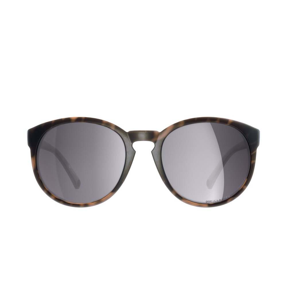 Frontansicht der POC Know Tortoise Brown Sonnenbrille mit runden, grauen Gläsern und Schildpattmuster-Rahmen.