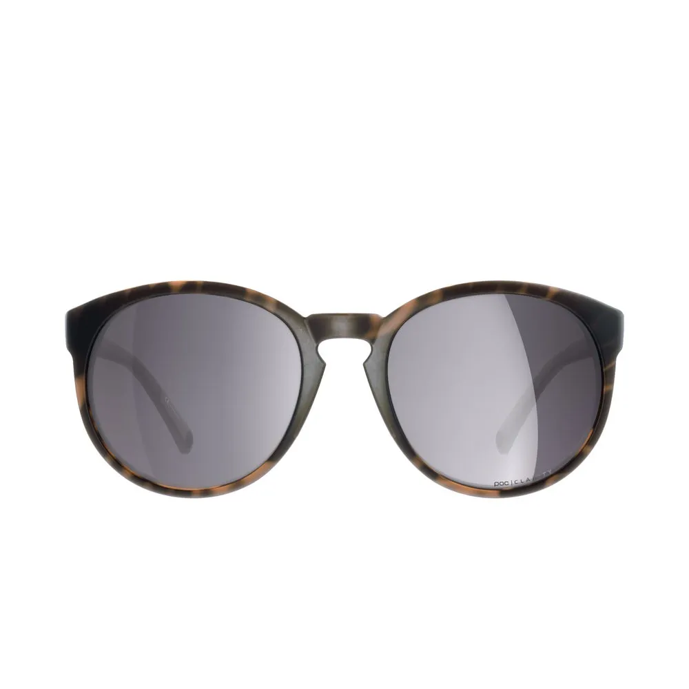 Vista frontale degli occhiali da sole POC Know Tortoise Brown con lenti tonde e grigie e montatura con motivo tartarugato.