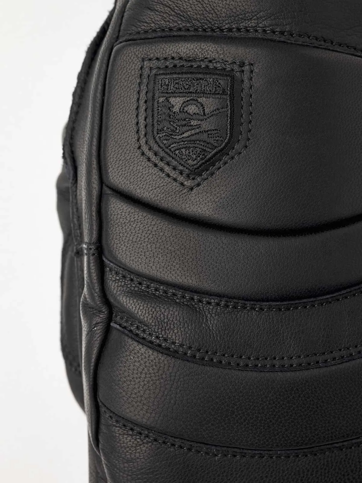 Detailaufnahme des schwarzen Hestra Fall Line Lederhandschuhs mit Logo.