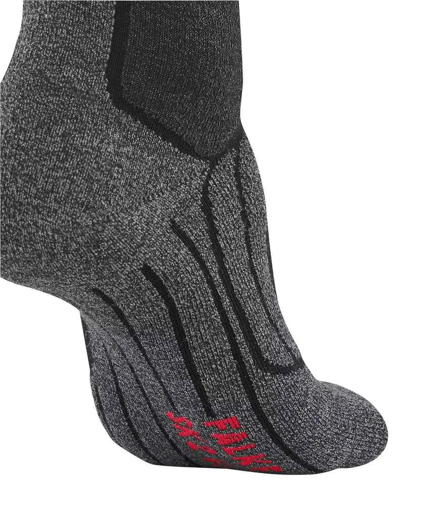 Dunkelsportliche Socke mit meliertem Gewebe in Grau- und Schwarztönen. Strukturierte schwarze Rippen an Spann und Sohle sorgen für Halt und Komfort. Im Zehenbereich der Sohle sind rote Schriftzeichen. Ergonomische Form.
