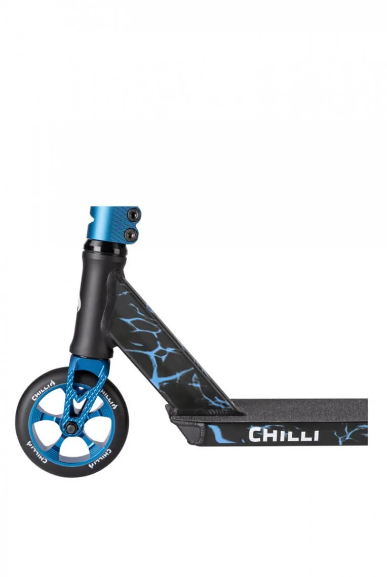 Primo piano di Chilli Pro Scooter Reaper Reloaded Rebel Blue, vista dettagliata della ruota anteriore, della forcella e del ponte con motivo a flash blu.