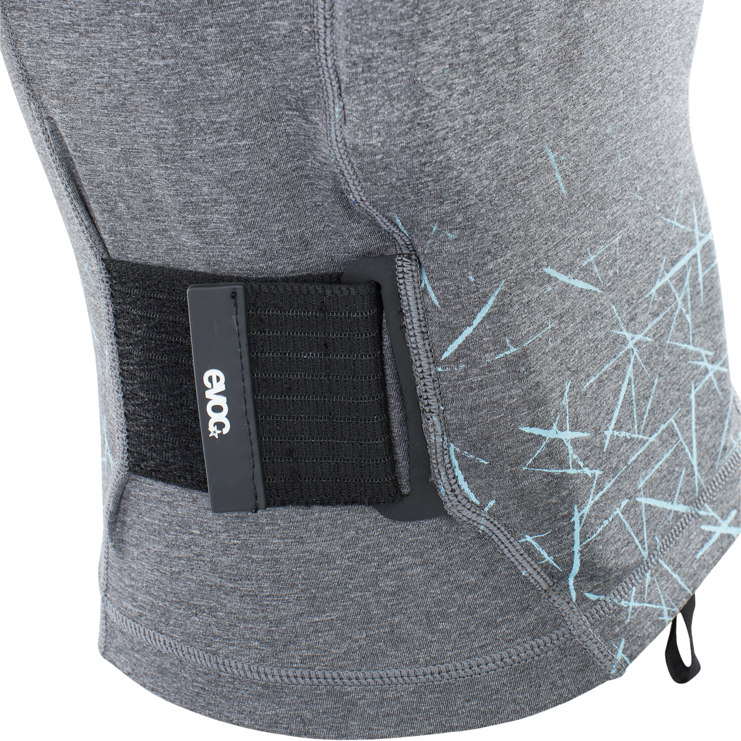 Detailansicht der Evoc Protector Vest Kids in Carbon Grey. Seitlicher Gurt mit Evoc Logo und blauem Muster auf grauem Stoff.