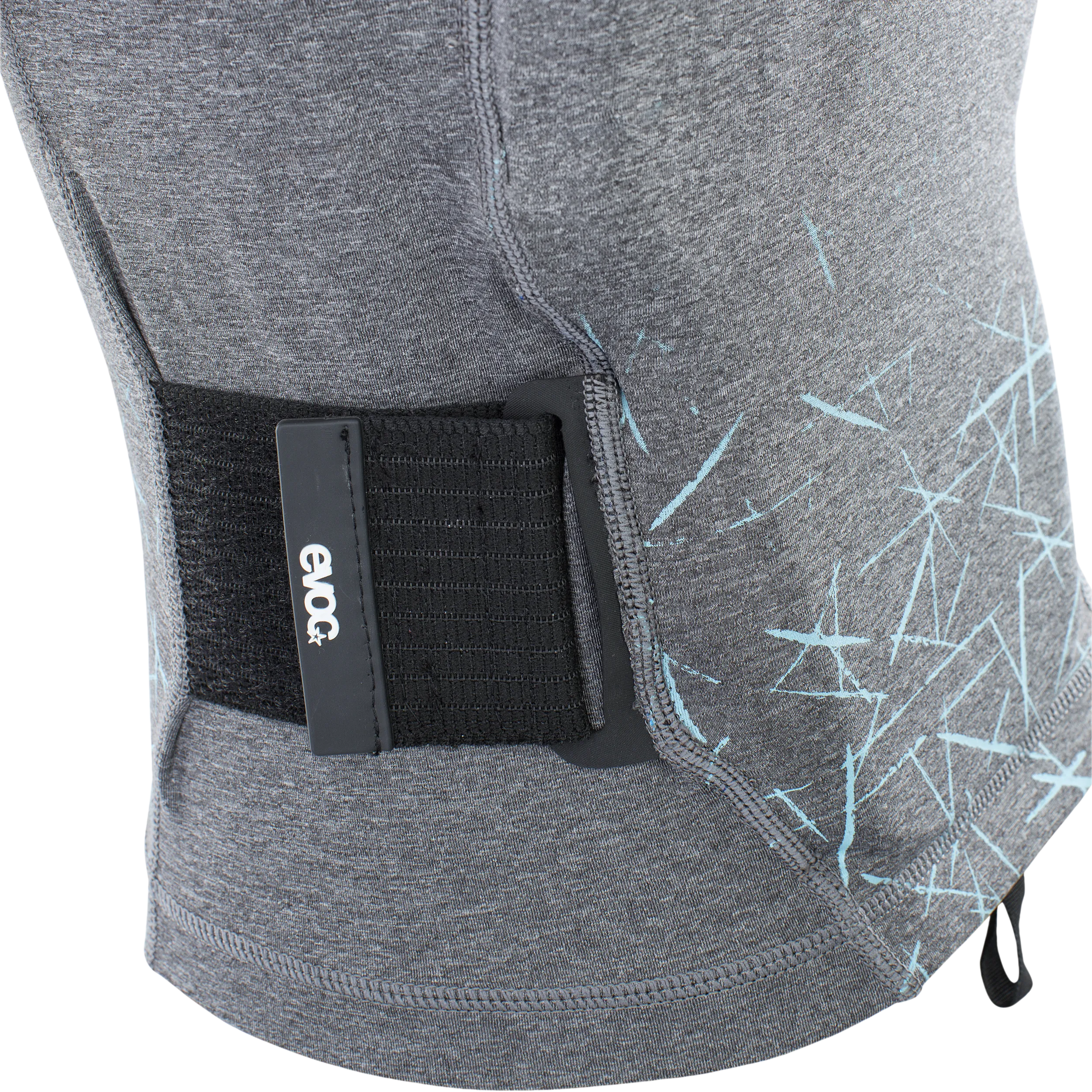 Detailansicht der Evoc Protector Vest Kids in Carbon Grey. Seitlicher Gurt mit Evoc Logo und blauem Muster auf grauem Stoff.