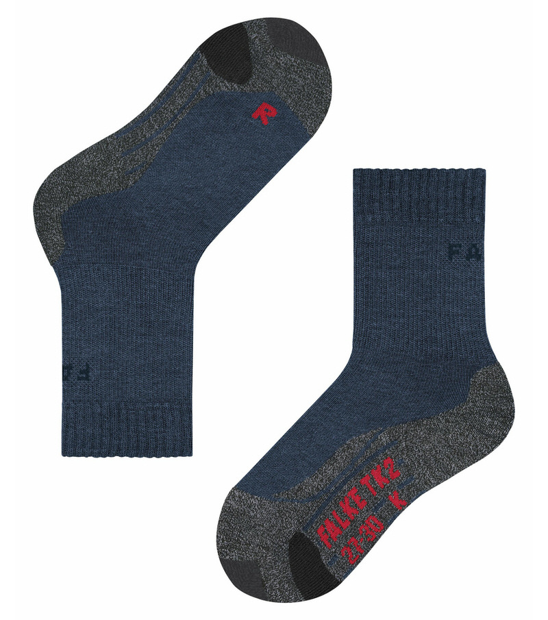 Zwei dunkelblaue TK2 Kinder Trekking Socken mit grauen Verstärkungen, eine liegend, eine stehend.