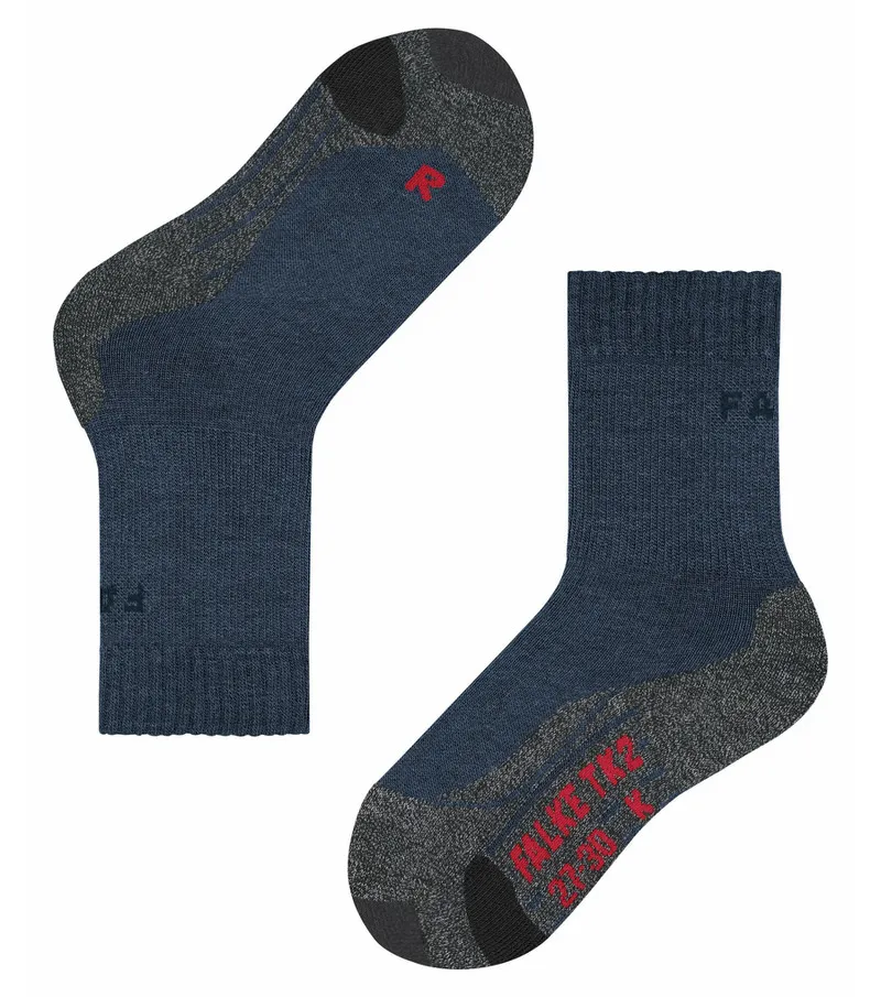 Deux chaussettes de trekking TK2 bleu foncé pour enfants avec des renforts gris, l'une couchée, l'autre debout.
