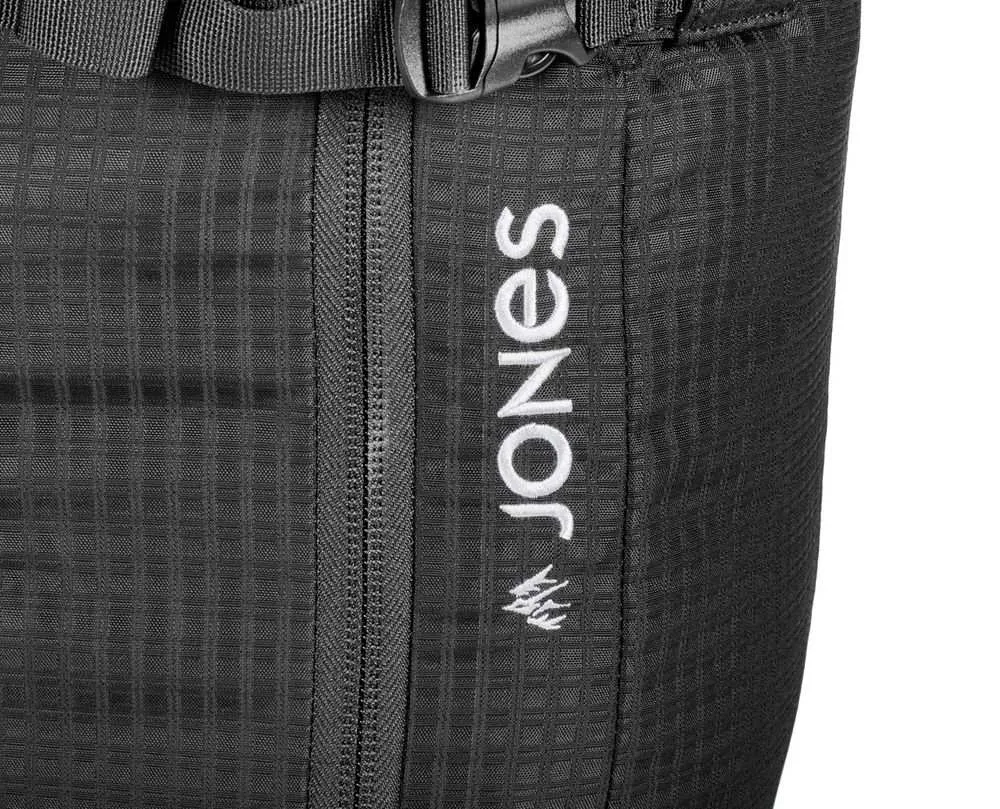 Primo piano dello zaino Jones DSCNT RAS nero con zip e logo.