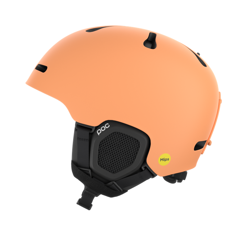POC Skihelm Pfirsichfarbe Pfirsichfarbener Skihelm der Marke POC, Seitenansicht mit schwarzen Details und Ohrschutz, isoliert vor weißem Hintergrund.